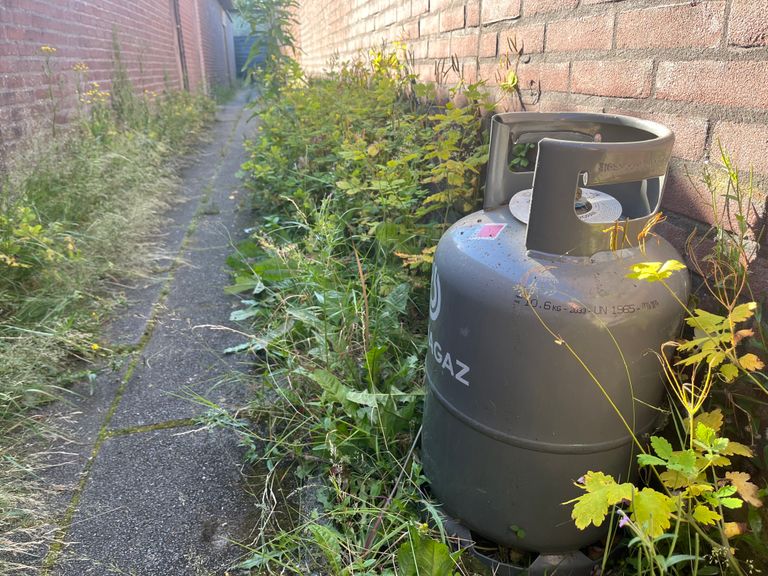 Bij het huis stelde de brandweer een gasfles veilig.  