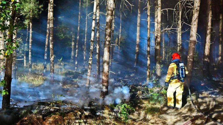 Het blussen van de brand neemt veel tijd in beslag (foto: Rico Vogels/SQ Vision).