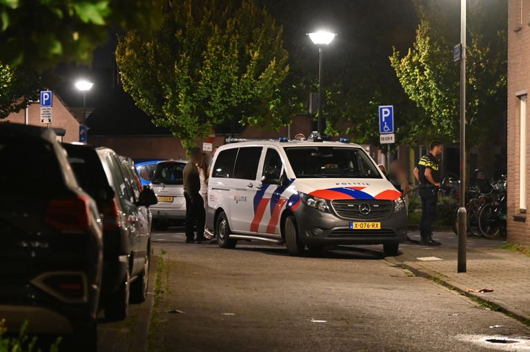 De politie doet onderzoek aan de Ernst Casimirstraat in Breda (foto: Perry Roovers/SQ Vision).