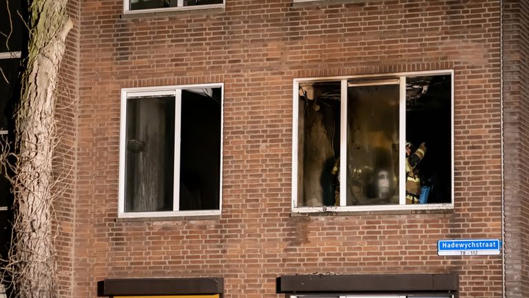 De brandweer in het uitgebrande appartement (foto: Iwan van Dun/SQ Vision).