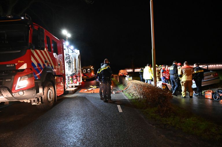 De auto kwam na de botsing tegen de boom op het fietspad naast de Bredasebaan in Sprundel tot stilstand (foto: Perry Roovers/SQ Vision).