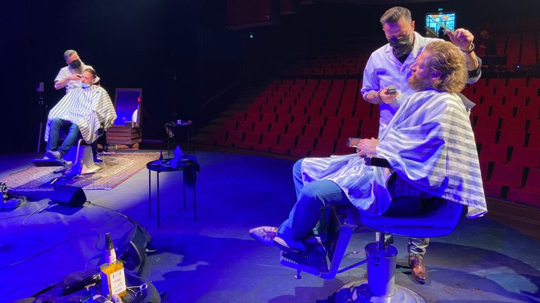 Björn van der Doelen in de kappersstoel (foto: Omroep Brabant).