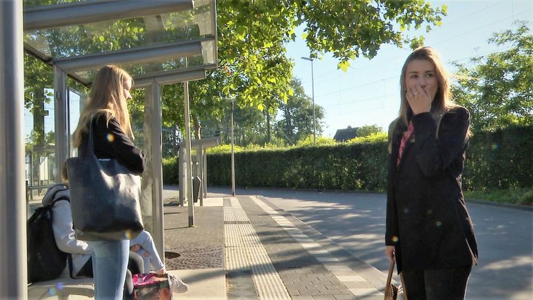 Verbazing bij gestrand busreizigers in Bergen op Zoom. (foto: Raoul Cartens)