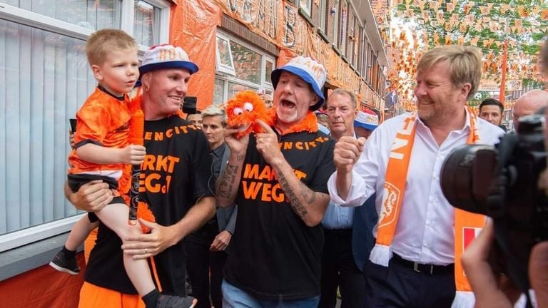 Koning Willem-Alexander bezoekt het Oranjespektakel op de Marktweg. (Foto: Danny van Dijk)