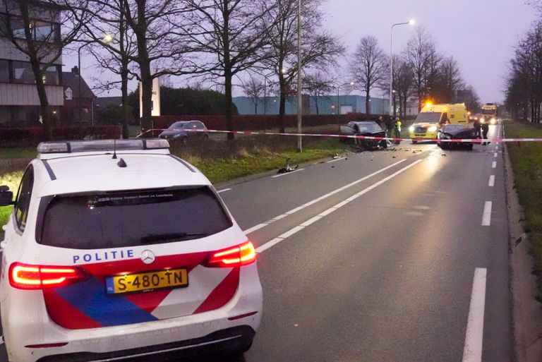 Vrouw gewond na botsing tussen twee auto's (foto: Harrie Grijsseels/SQ Vision).