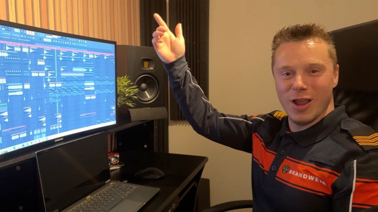 Chiel Aarts alias dj Free Fire maakt muziek achter zijn computer.