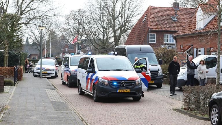 De politie-inzet trok bekijks (foto: SQ Vision Mediaprodukties).