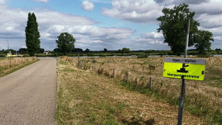 Vlak voor dat opstapplaats in Oijen staat een bord met 'veerpont gestremd' (foto: Megan Hanegraaf),