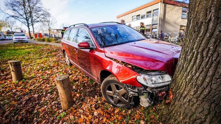 De auto belandde uiteindelijk tegen een boom (foto: Sem van Rijssel/SQ Vision)