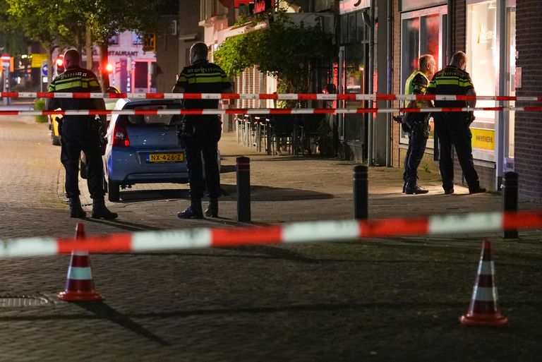 De politie doet onderzoek aan de Klaphekkenstraat in Oss (foto: Gabor Heeres/SQ Vision).
