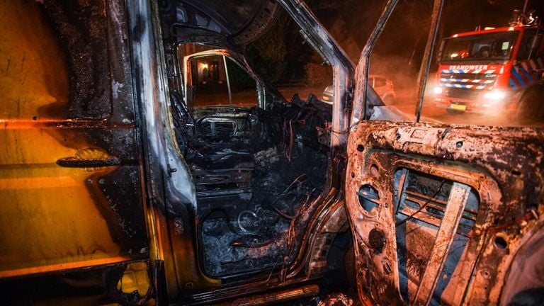 De brandweer kon niet voorkomen dat de busjes aan de Heezerweg in Eindhoven verloren gingen (foto: Dave Hendriks/SQ Vision).