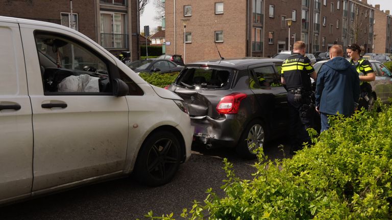 Het ongeluk gebeurde op de straat Oostende in Helmond (foto: Harrie Grijseels/SQ Vision).