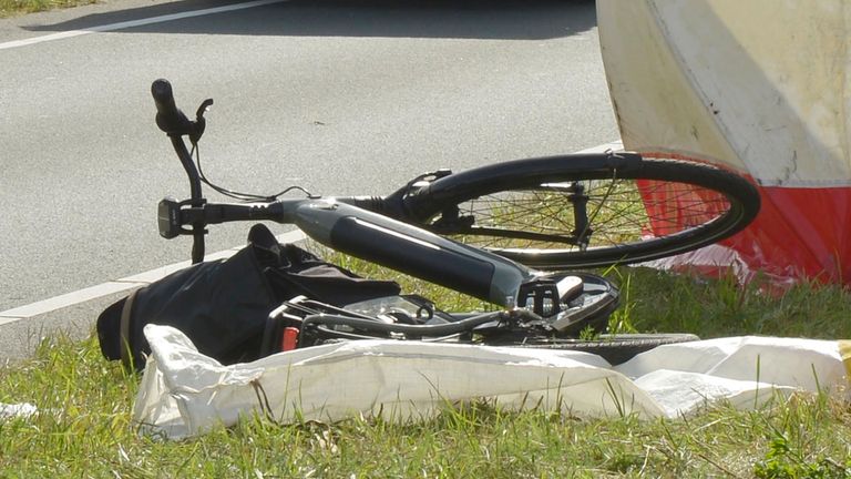 Hulp voor de fietsster mocht niet meer baten (foto: Perry Roovers / SQ Vision).