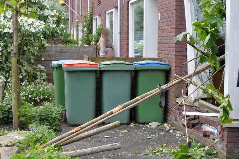 De schade aam de pui van het huis is groot (foto: Perry Roovers/SQ Vision).