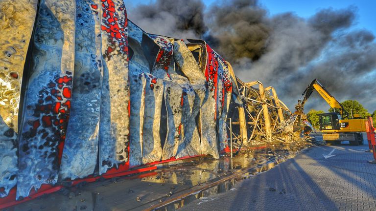 De sloop van de loods begon zaterdagochtend vroeg (foto: Rico Vogels/SQ Vision).