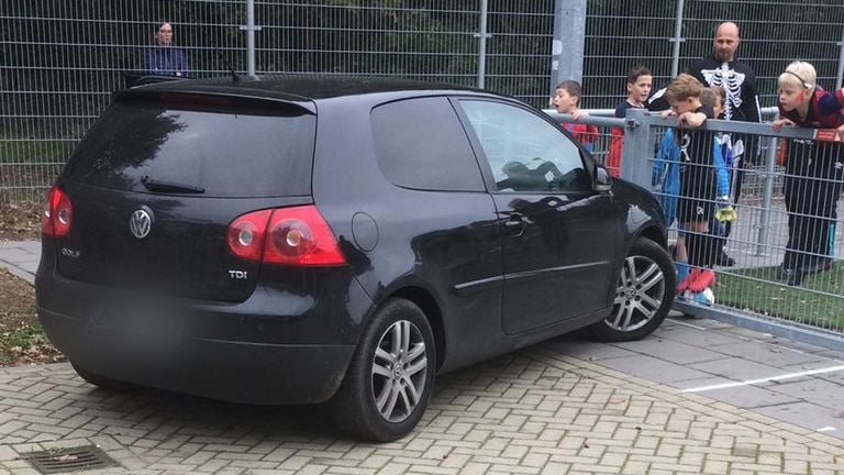 De automobilist kwam bij het veld waarop kinderen aan het trainen waren tot stilstand (foto: Irene '58).