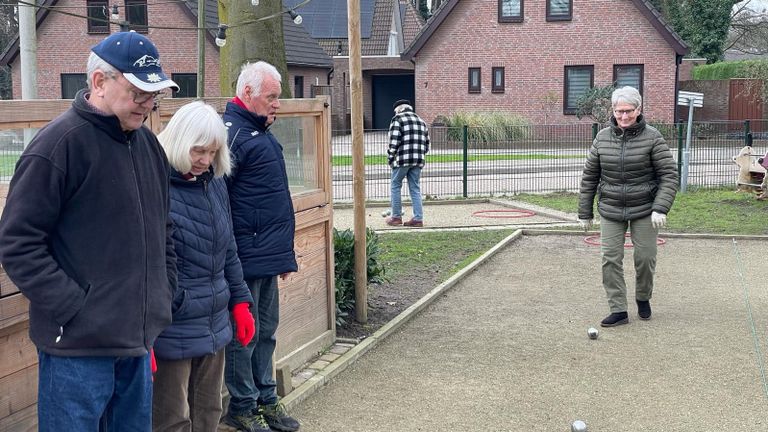 Ouderen van de jeu de boules missen de bejaarden in Putte (foto: Erik Peeters).