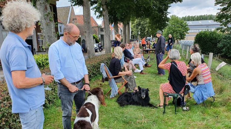 Buurtbewoners hielden dit weekend een sit-in als protest tegen de komst van de kademuur. Er werden onder meer flyers uitgedeeld. Privéfoto.