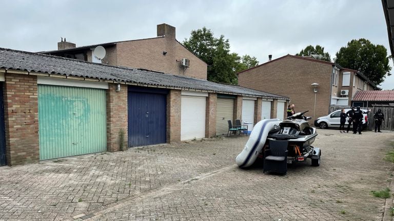 Politieonderzoek bij de garageboxen achter de Italiëlaan in Eindhoven (foto: Hans Janssen).