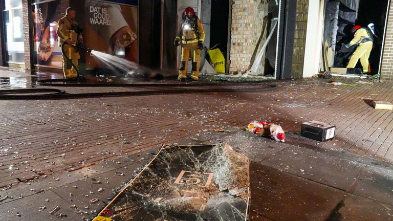 Een ravage bij de winkel Vanalleswa aan de Ameidestraat in Helmond (foto: Harrie Grijseels/SQ Vision).