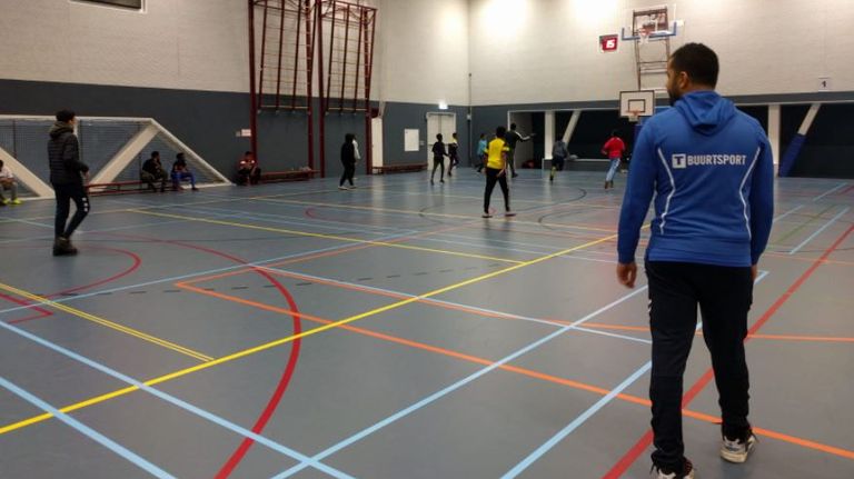 Nassar Chakir organiseert sporttoernooien, maar is ook een rolmodel voor de jongeren (foto: Malini Witlox).