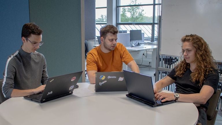 De studenten Ruben Fricke, Max van Hattum en Niek van Dam (rechts)(foto: OpenMaze).