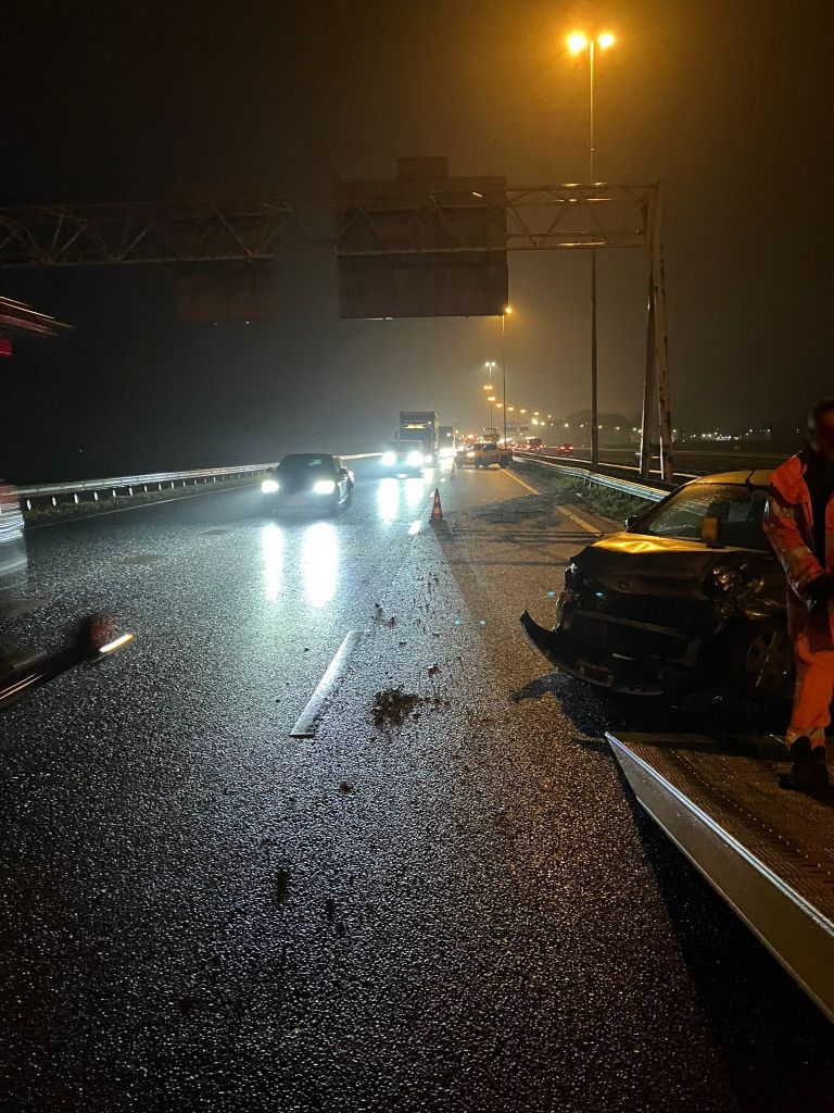 Het ongeluk gebeurde op de A27 bij Nieuwendijk (foto: X/Rijkswaterstaat Verkeersinformatie).