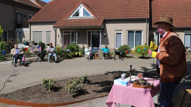 Goed ingepakt opende burgemeester Pierre Bos de buurtbingo. (Foto: Collin Beijk)