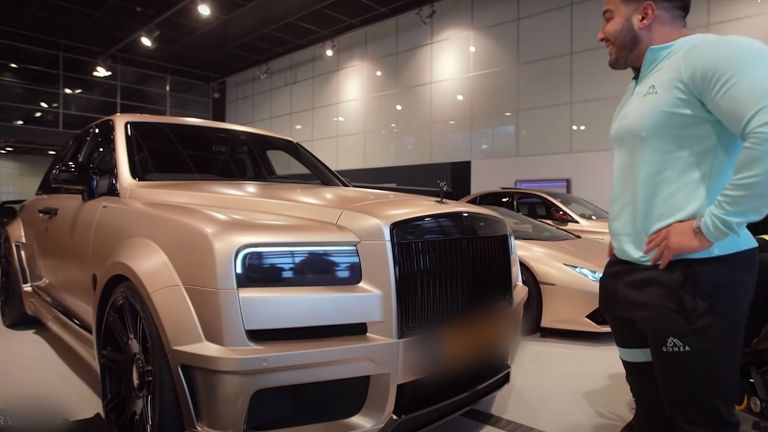 Mo Bicep is een liefhebber van extravagante auto's (foto: YouTube).