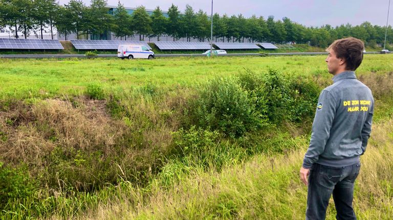 Bas Wijnen kijkt naar de bouw van het zonnepark aan de overkant van de snelweg (foto: Raoul Cartens).