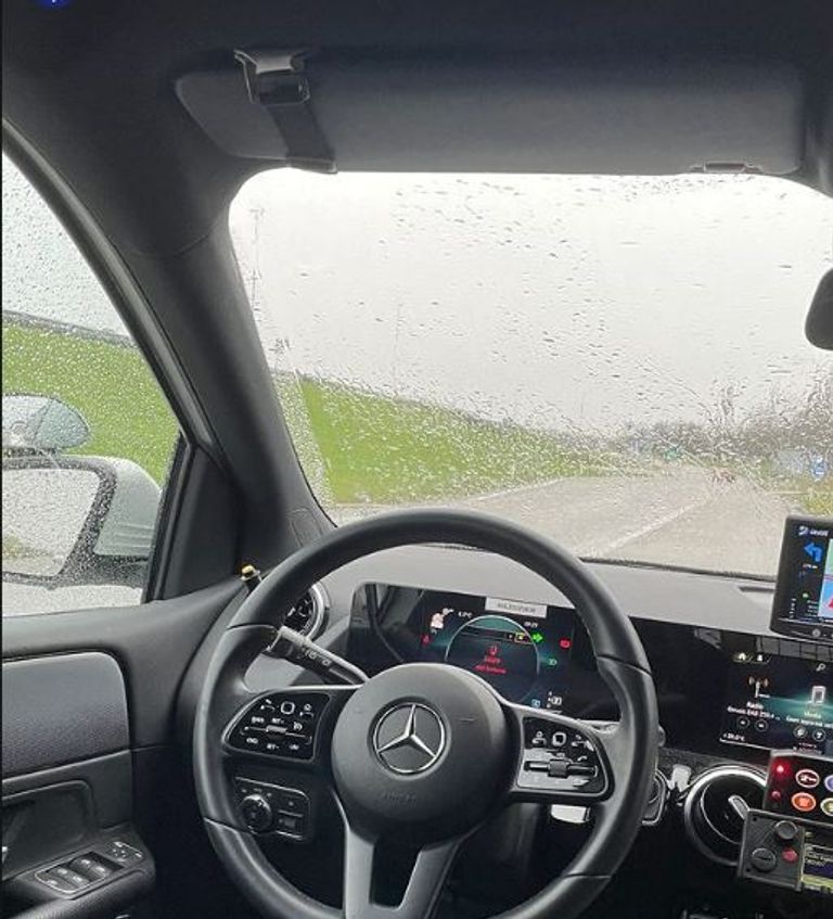 Agenten zagen de automobilist slingerend bij Best rijden (foto: Instagram jeugdagenten Best-Oirschot).