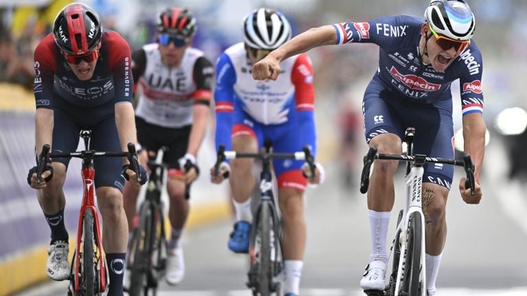 Mathieu van der Poel wint 'De Ronde' voor Van Baarle (foto: Belga Photo, Eric Lalmand via ANP).