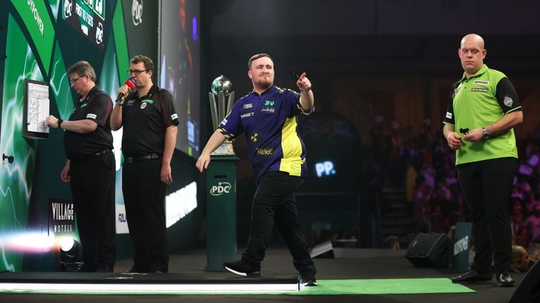 Luke Littler walste in de beginfase over Van Gerwen heen (foto: PDC/Kieran Cleeves).