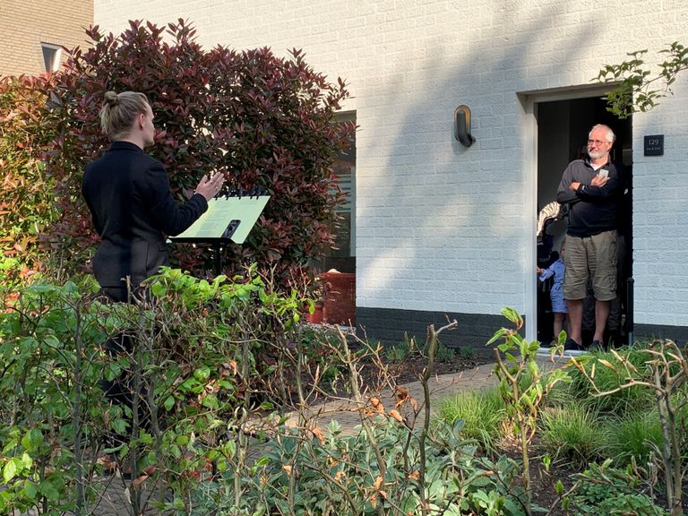 De gelukkigen in Den Bosch worden toegezongen (foto: Eva de Schipper).