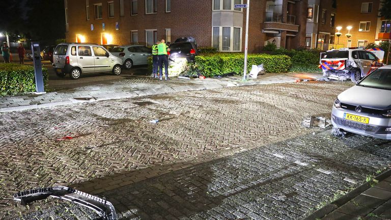 Brokstukken op straat na het ongeluk (foto: Gabor Heeres / SQ Vision).