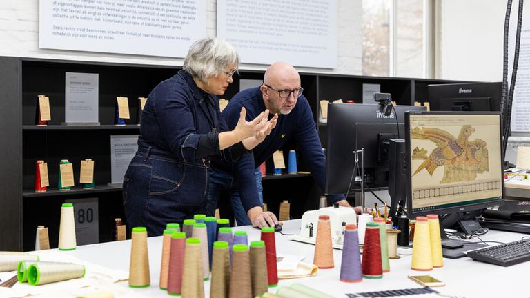 Frank de Wind van het TextielLab werkt samen met ontwerper Liesbeth Stinissen aan de nieuwe gordijnen (foto: Willeke Machiels i.o.v. TextielMuseum).