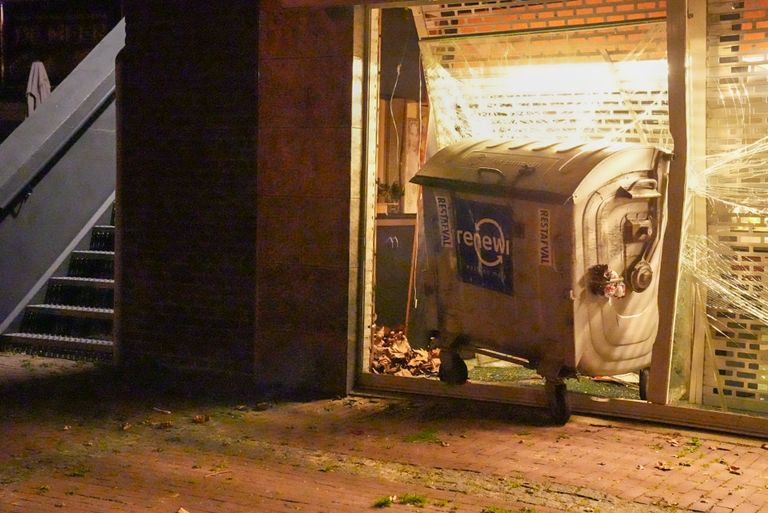 Wat de daders bij de ramkraak hebben buitgemaakt, is niet bekendgemaakt (foto: Harrie Grijseel;s/SQ Vision).