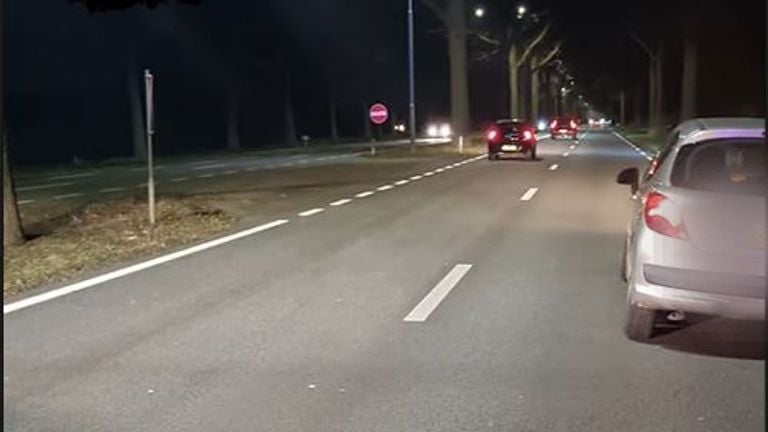 De automobilist was onwel geworden en liet de auto staan op de rechterrijstrook van de N65 (foto: Instagram digitaal wijkagent Meierij).