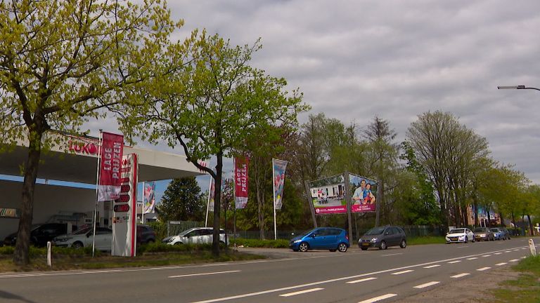 Voor het tankstation ontstond 's middags een rij.