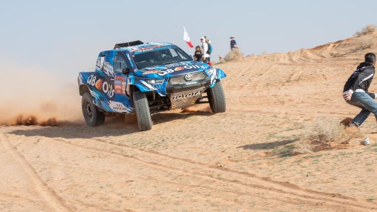 De auto nadert de toeschouwer (foto: Gerard Laurenssen/Dakar Press). 