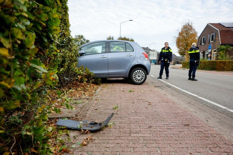 De auto belandde in een voortuin (foto: Addy smits / Persbureau Heitink).
