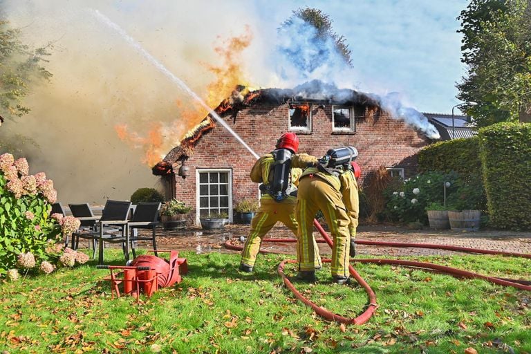 De rieten kap staat volledig in brand (foto: Rico Vogels / Persbureau Heitink).