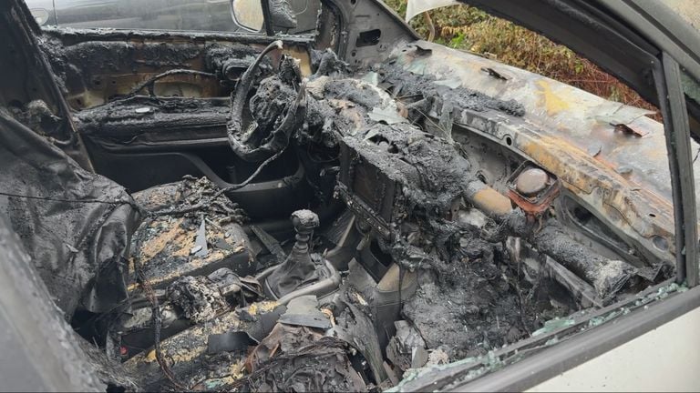 De uitgebrande auto van Hans (foto: Omroep Brabant).