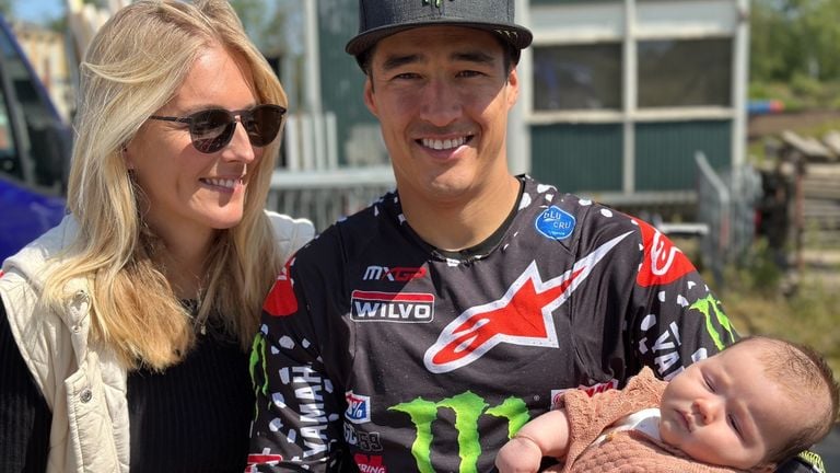 Motorcrosser Glenn Coldenhoff met vrouw Nikki en dochter Faye.